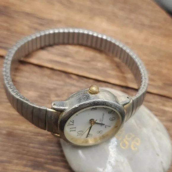 B0639‎ antique collectible watch needs batteries collectors look!